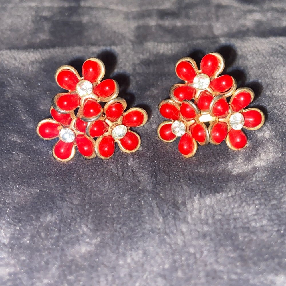 Vintage red flower 🌺 earrings with rhinestones screw back